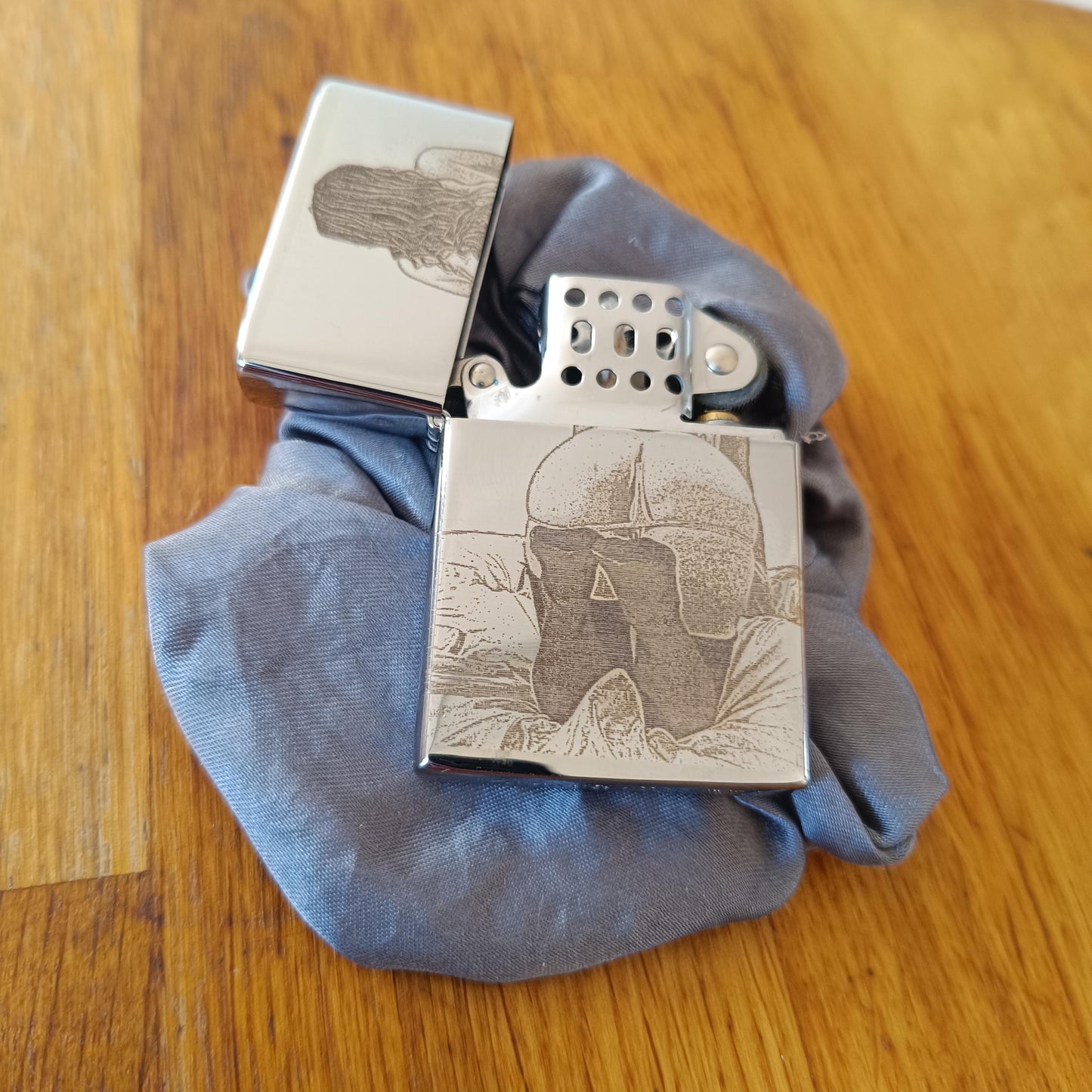 Briquet Zippo sexy gravure photo de femme en lingerie string et collants