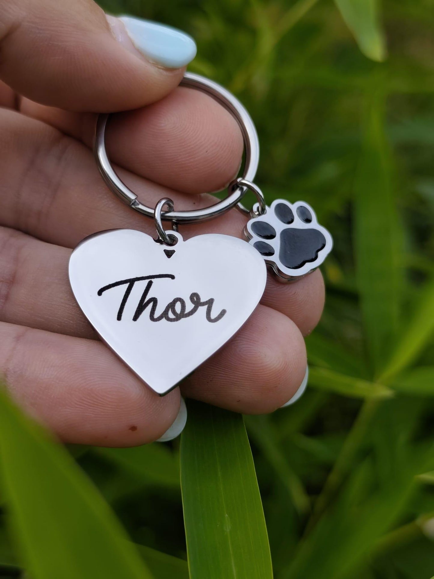 Porte-clé inox gravé forme de coeur– Nom de l’animal + breloque patte de chien/chat – Cadeau personnalisé & souvenir affectueux