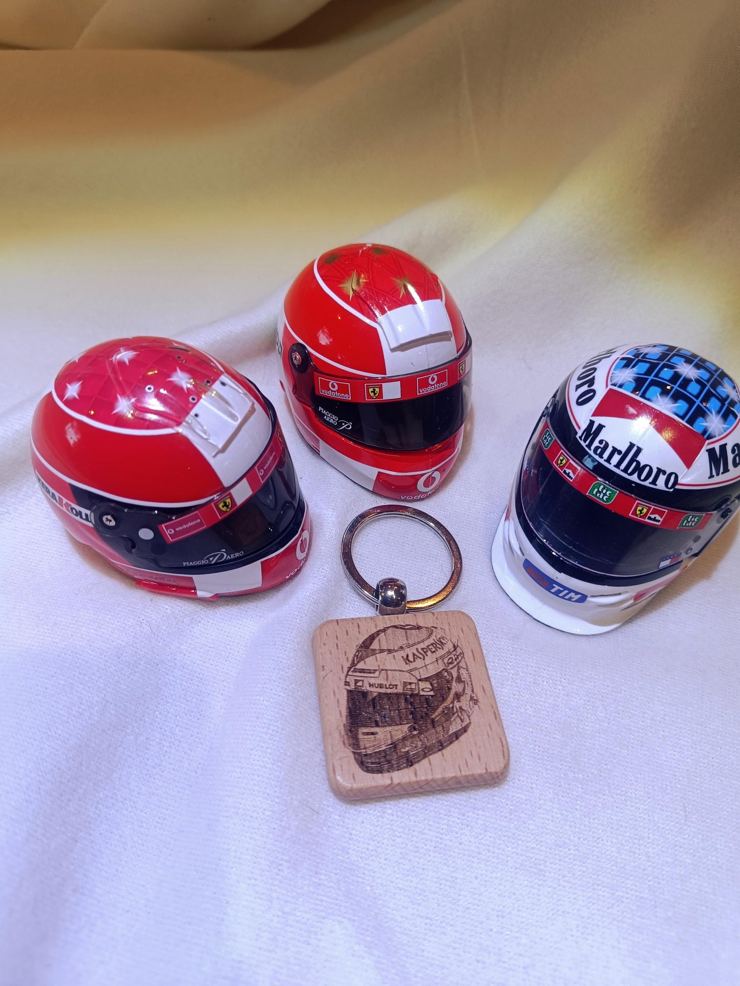 Porte-clé en bois casque de F1 Sebastian Vettel Ferrari 2016. Gravure sur bois au laser
