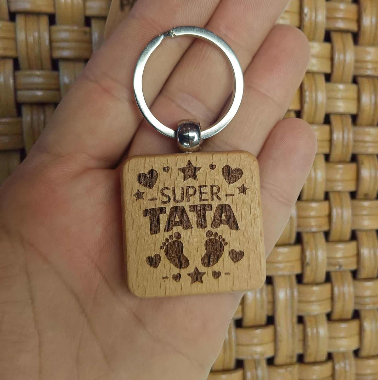 Porte clé en bois gravé, Super Tata, tonton, papi, mamie, maman, marraine, parrain, nounou, atsem, à personnaliser