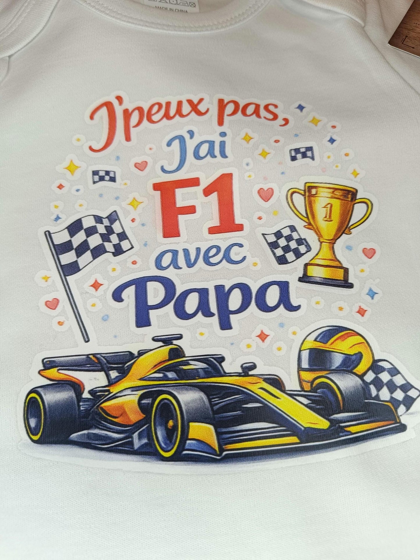 Body bébé F1 – J’peux pas j’ai F1 avec Papa – Ferrari / McLaren / Red Bull – Body humour bébé – Cadeau naissance original – DTF couleur