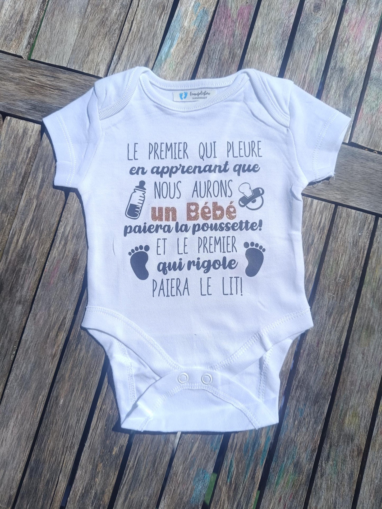 Body annonce grossesse humour – Le premier qui pleure paiera la poussette - annonce à papi et mamie, tonton et tata, bébé arrive