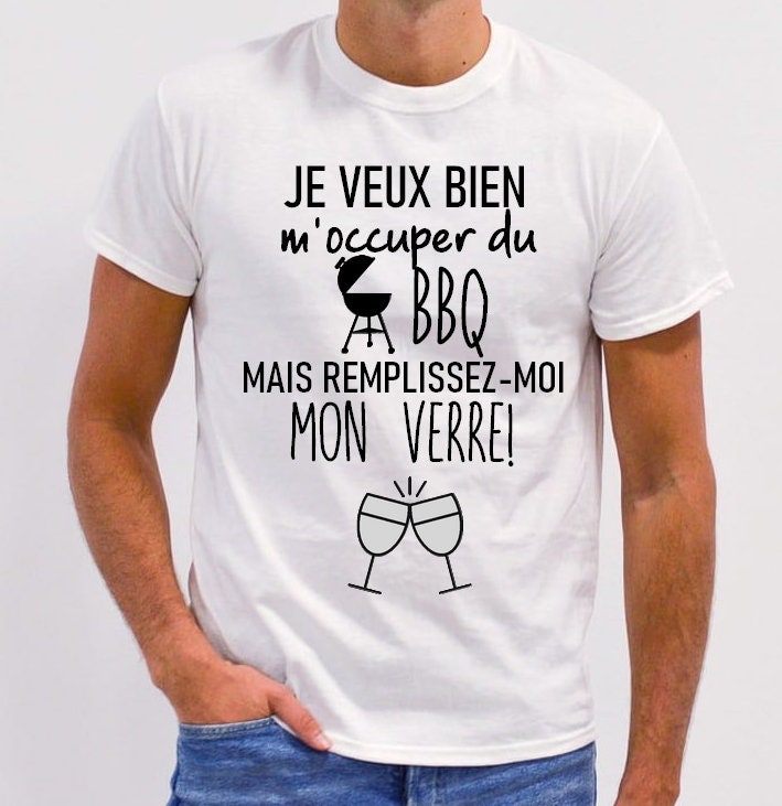 T-shirt humour homme – Barbecue & Apéro – “Je veux bien m’occuper du BBQ mais remplissez-moi mon verre” – Cadeau original fête des pères
