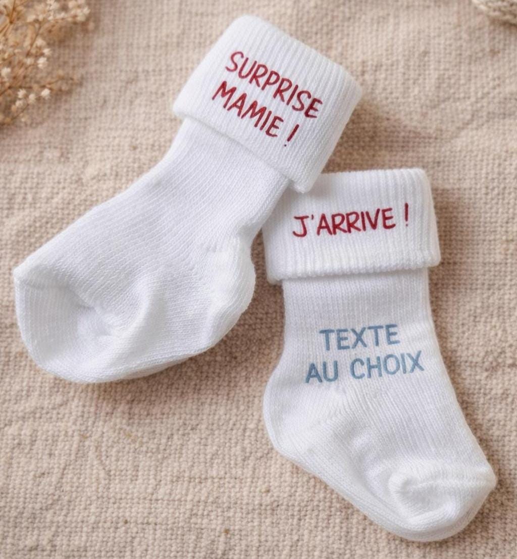 Chaussettes bébé, pour annonce grossesse à Mamie, surprise mamie j'arrive, bébé arrive, future mamie, papi, idée cadeau souvenir