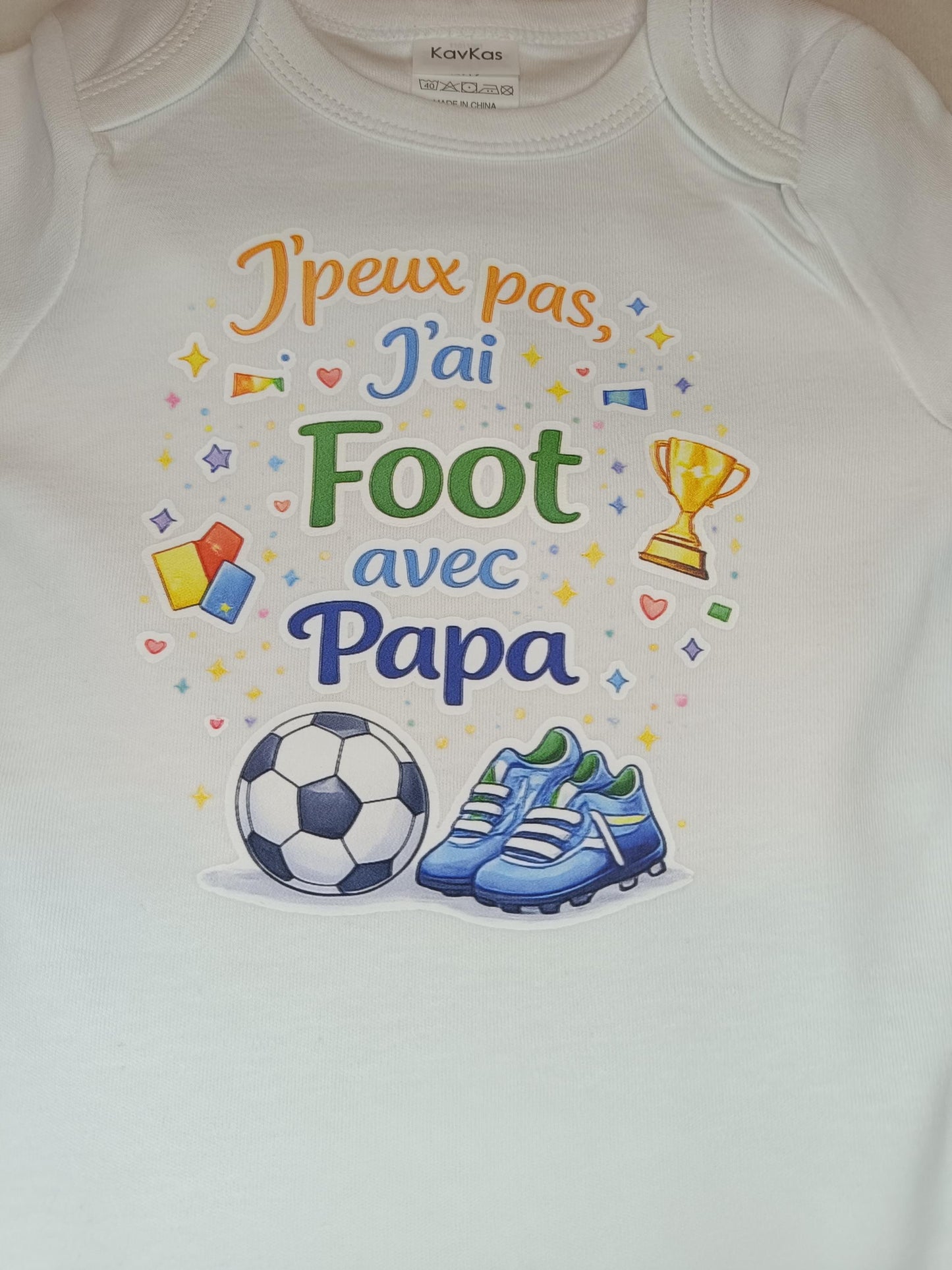 Body bébé humour – J’peux pas j’ai foot avec Papa / Papi / Tonton – DTF couleur – Cadeau naissance original – Baby shower – Football