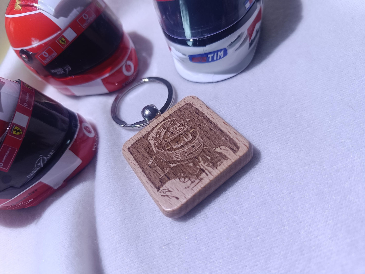Porte-clé en bois casque de F1 Schumi 2010, Michael Schumacher Mercedes. Gravure sur bois au laser