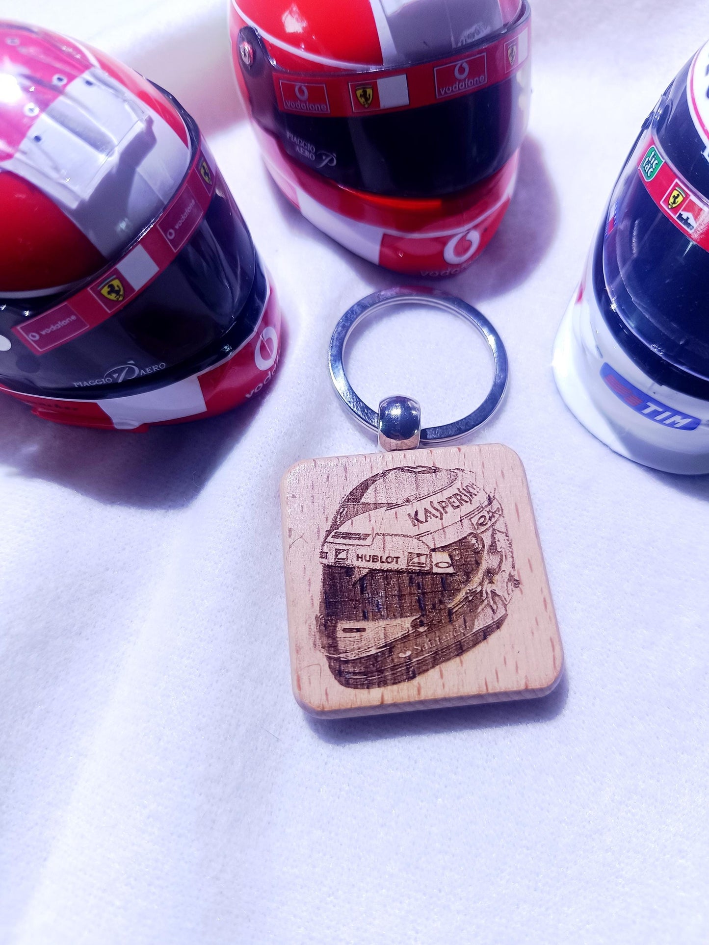Porte-clé en bois casque de F1 Sebastian Vettel Ferrari 2016. Gravure sur bois au laser