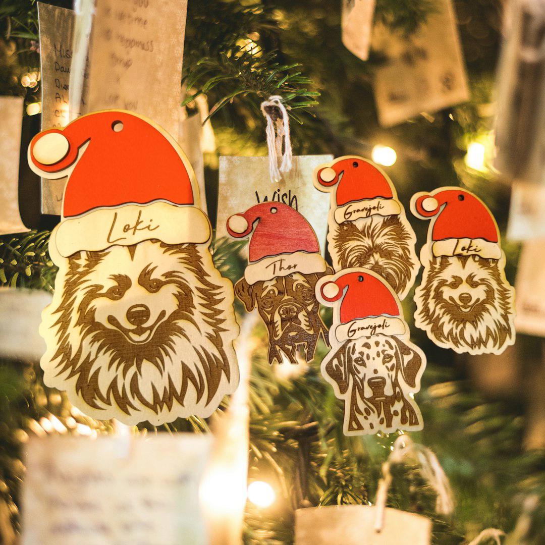Ornement sapin de noël Tête de chien avec bonnet, déco en bois gravé, arbre de Noël, personnalisé avec prénom toutou