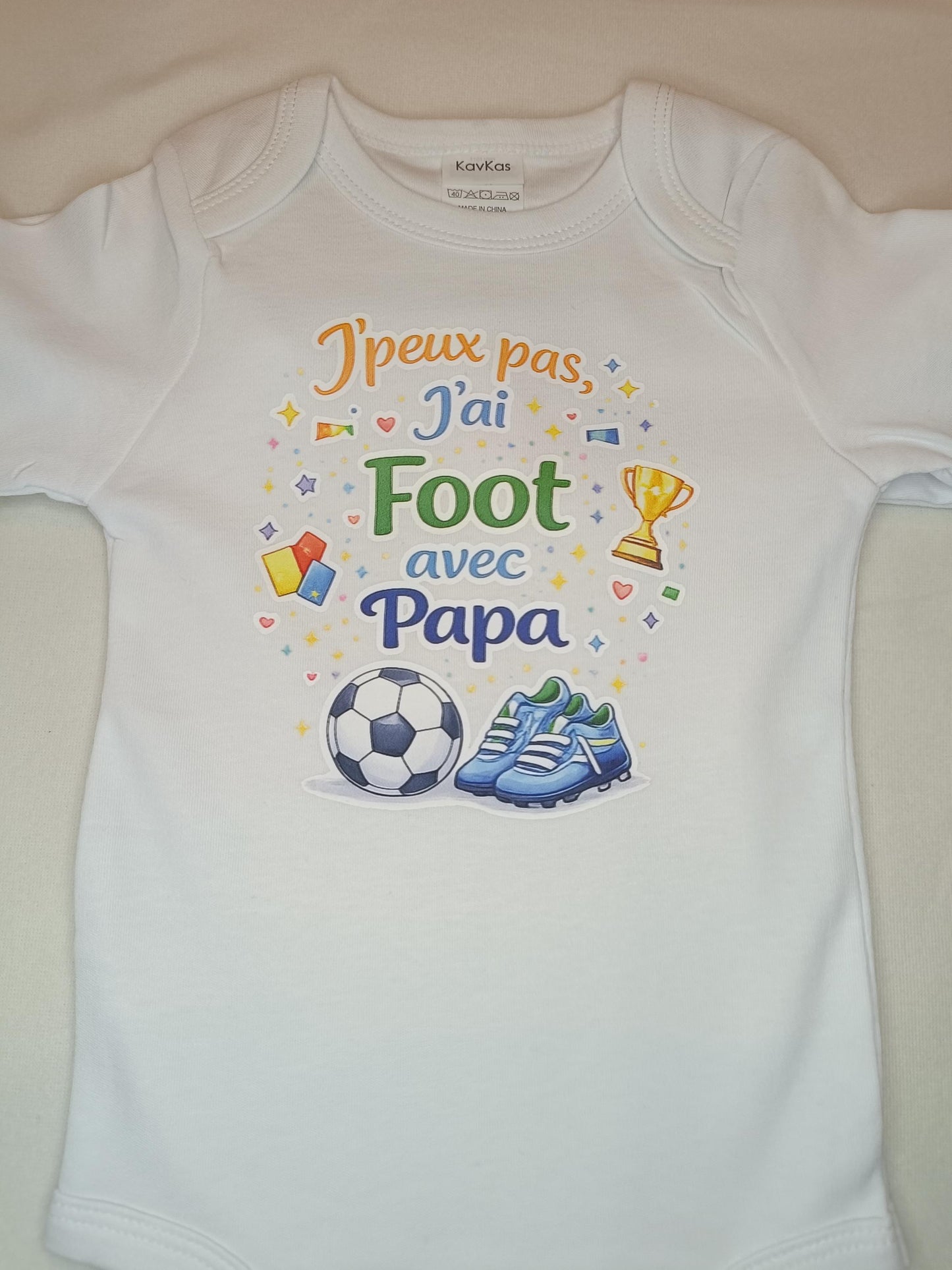 Body bébé humour – J’peux pas j’ai foot avec Papa / Papi / Tonton – DTF couleur – Cadeau naissance original – Baby shower – Football