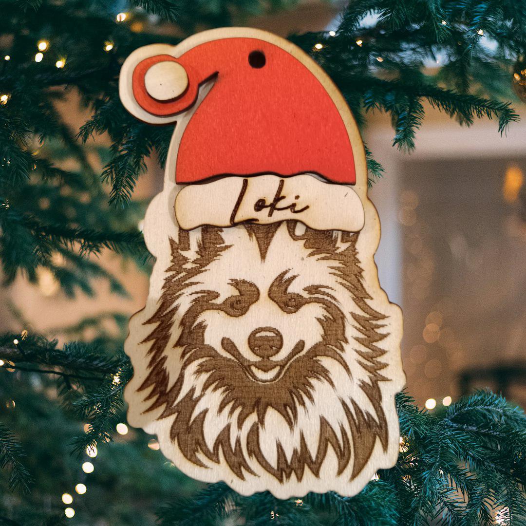 Ornement sapin de noël Tête de chien avec bonnet, déco en bois gravé, arbre de Noël, personnalisé avec prénom toutou