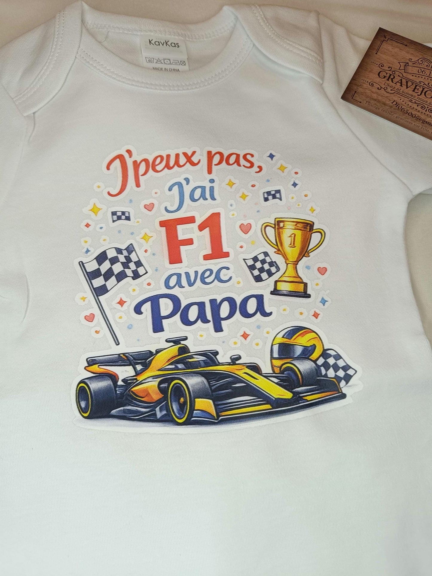 Body bébé F1 – J’peux pas j’ai F1 avec Papa – Ferrari / McLaren / Red Bull – Body humour bébé – Cadeau naissance original – DTF couleur