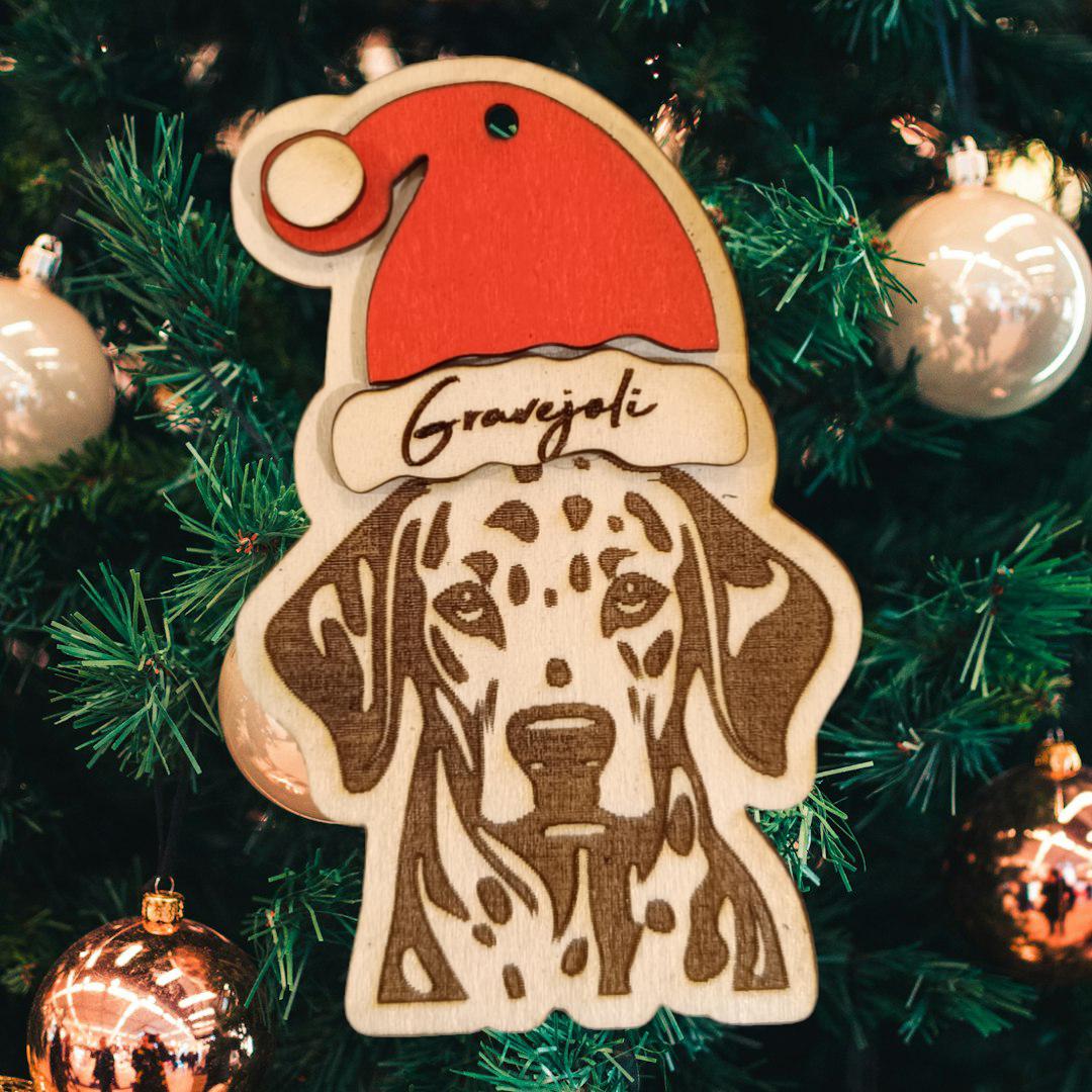 Ornement sapin de noël Tête de chien avec bonnet, déco en bois gravé, arbre de Noël, personnalisé avec prénom toutou