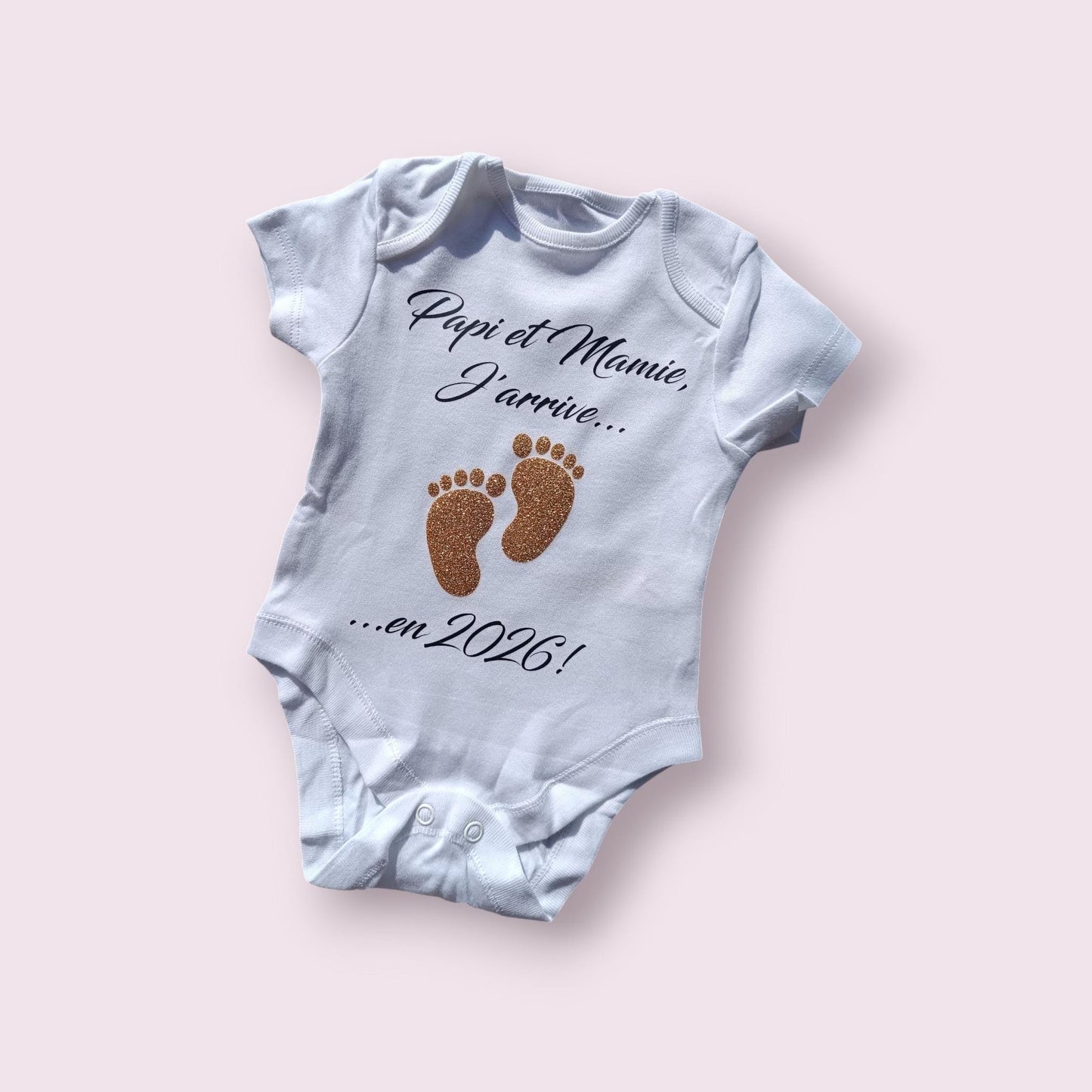 Body bébé, annonce de grossesse, j'arrive en 2026, bébé arrive, futur papi future mamie futurs grands parents, enceinte, bébé 2026