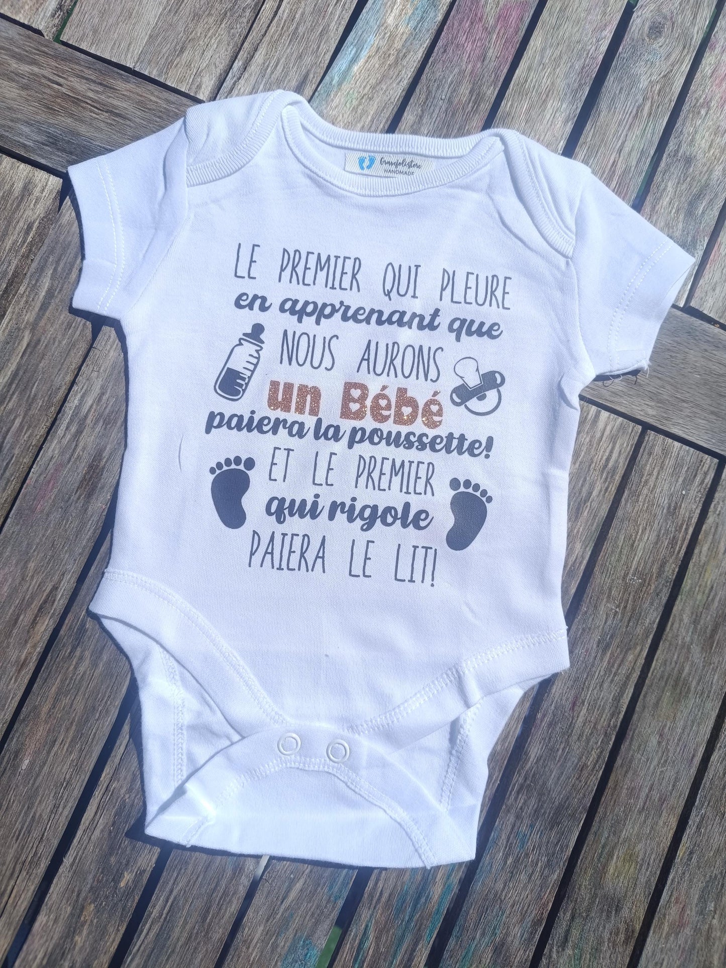 Body annonce grossesse humour – Le premier qui pleure paiera la poussette - annonce à papi et mamie, tonton et tata, bébé arrive