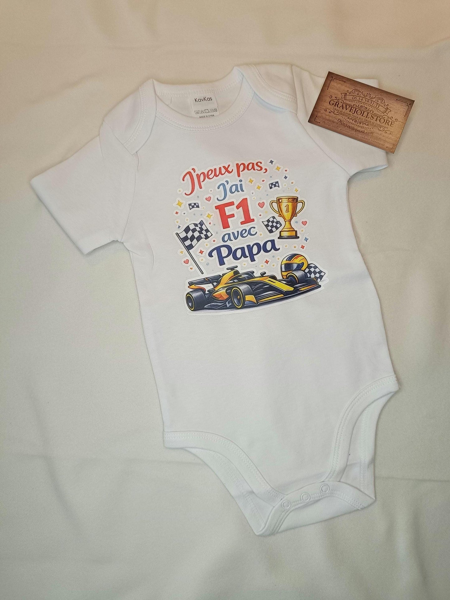 Body bébé F1 – J’peux pas j’ai F1 avec Papa – Ferrari / McLaren / Red Bull – Body humour bébé – Cadeau naissance original – DTF couleur