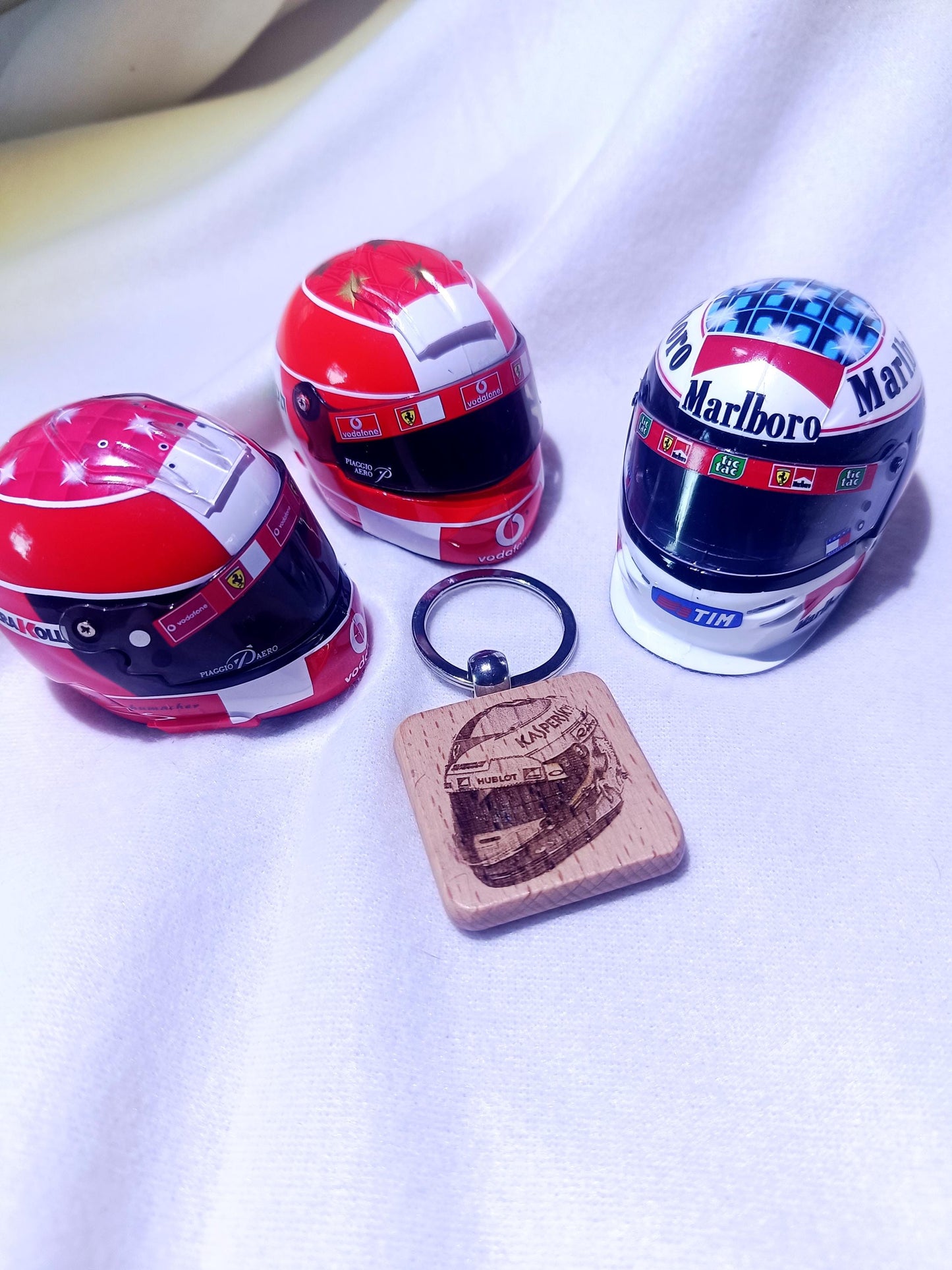 Porte-clé en bois casque de F1 Sebastian Vettel Ferrari 2016. Gravure sur bois au laser