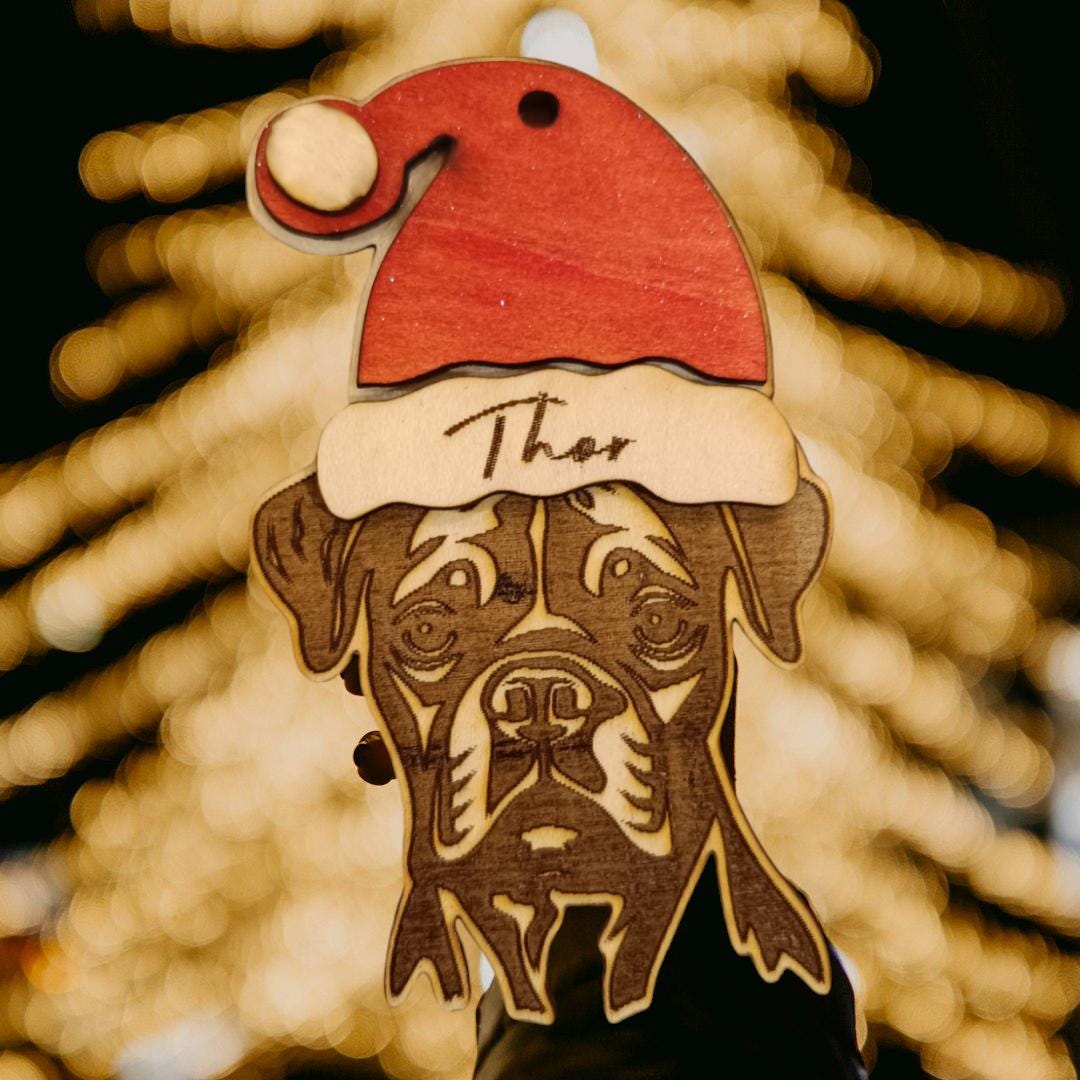 Ornement sapin de noël Tête de chien avec bonnet, déco en bois gravé, arbre de Noël, personnalisé avec prénom toutou
