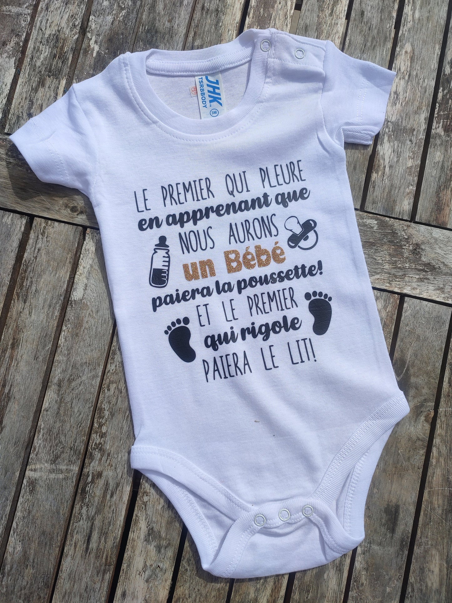 Body annonce grossesse humour – Le premier qui pleure paiera la poussette - annonce à papi et mamie, tonton et tata, bébé arrive