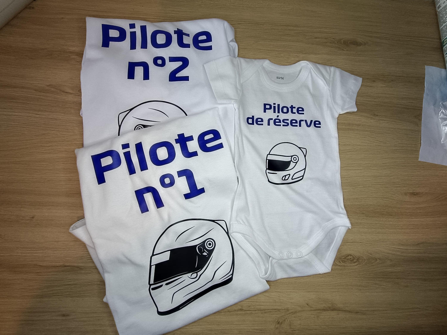 Tshirt adulte homme et femme et body bébé assorti, lot tshirt et body Formule 1, F1, pilote 1, 2, 3, casque de f1, F1 helmet, Ferrari