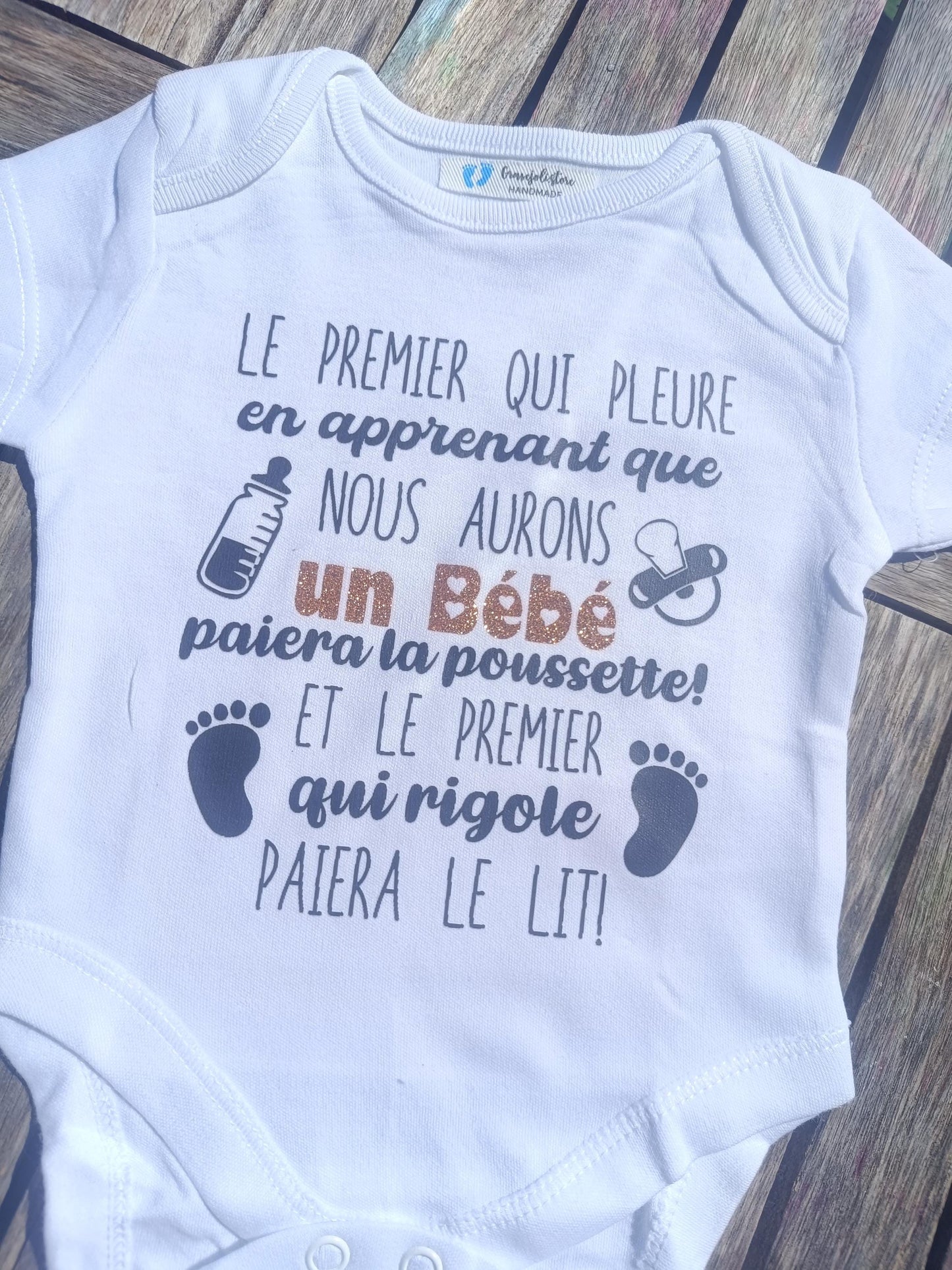 Body annonce grossesse humour – Le premier qui pleure paiera la poussette - annonce à papi et mamie, tonton et tata, bébé arrive