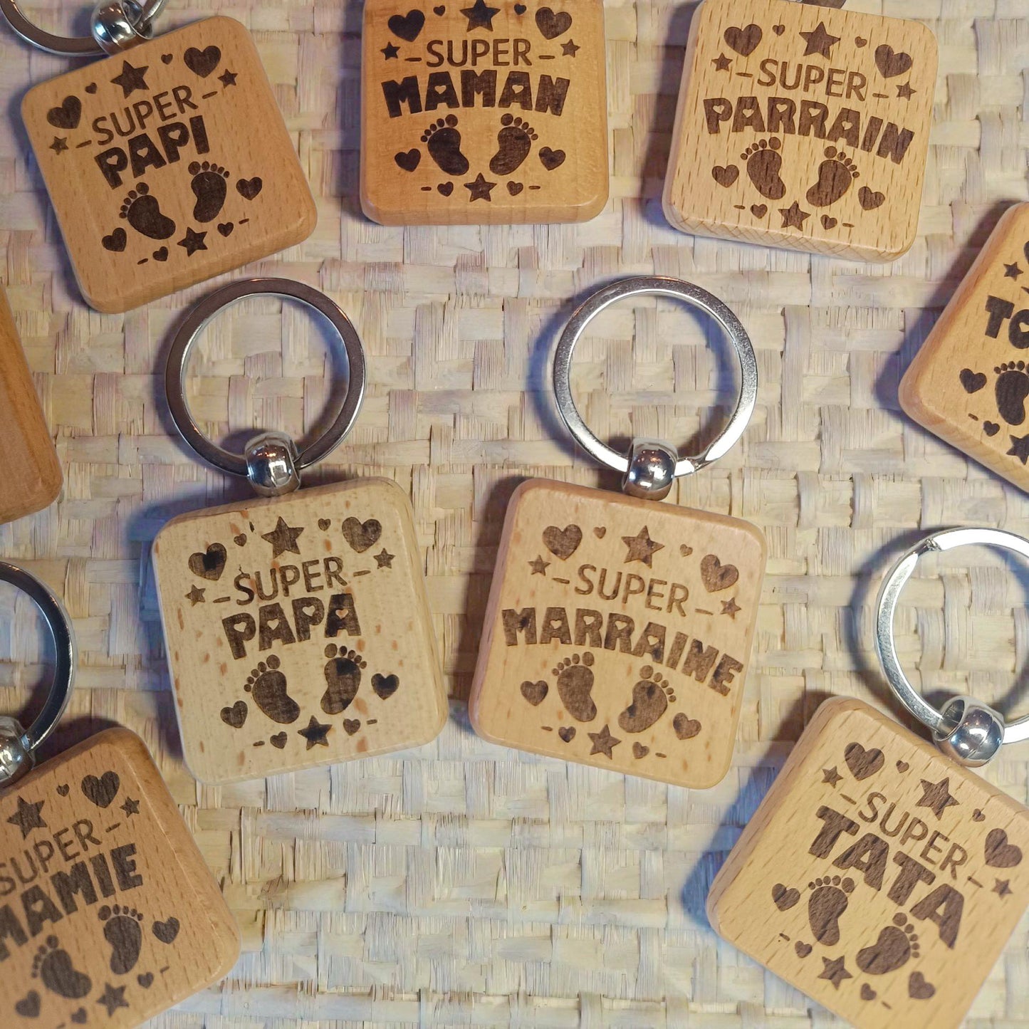 Porte clé en bois gravé, Super Tata, tonton, papi, mamie, maman, marraine, parrain, nounou, atsem, à personnaliser