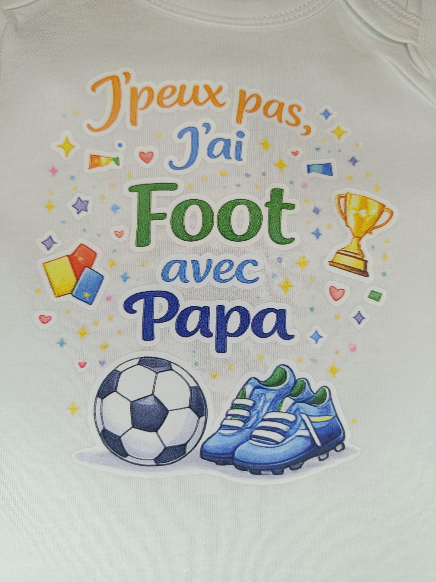 Body bébé humour – J’peux pas j’ai foot avec Papa / Papi / Tonton – DTF couleur – Cadeau naissance original – Baby shower – Football