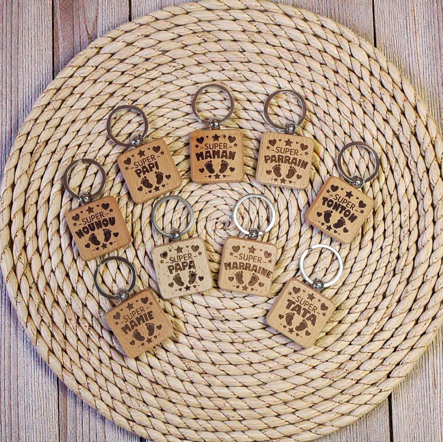 Porte clé en bois gravé, Super Tata, tonton, papi, mamie, maman, marraine, parrain, nounou, atsem, à personnaliser