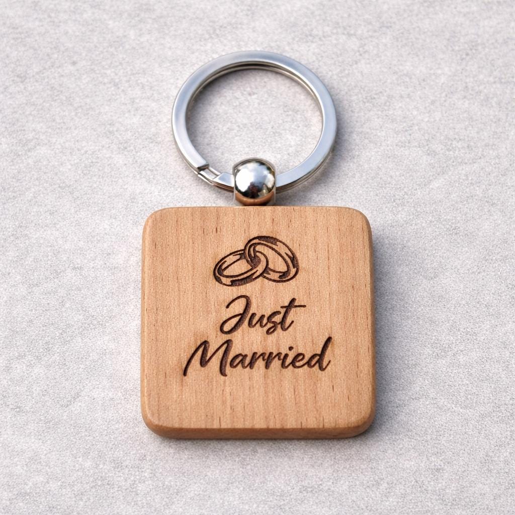 Porte clé en bois gravé, annonce mariage, cadeau mariage, just married, futurs mariés, cadeaux invités, cadeau de fiançailles.