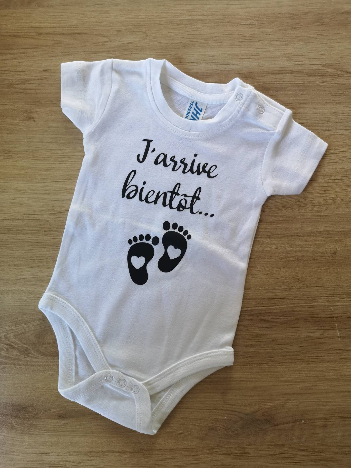 Body bébé j'arrive bientôt, idée cadeau personnalisé annonce de grossesse, femme enceinte, bébé arrive, future maman, papi mamie papa tonton