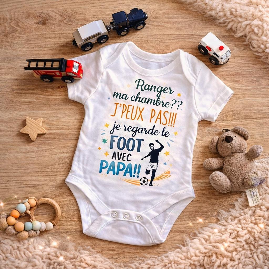 Body bébé humoristique – “Rangement ? Je préfère regarder le foot avec Papa” – Cadeau naissance drôle et unique