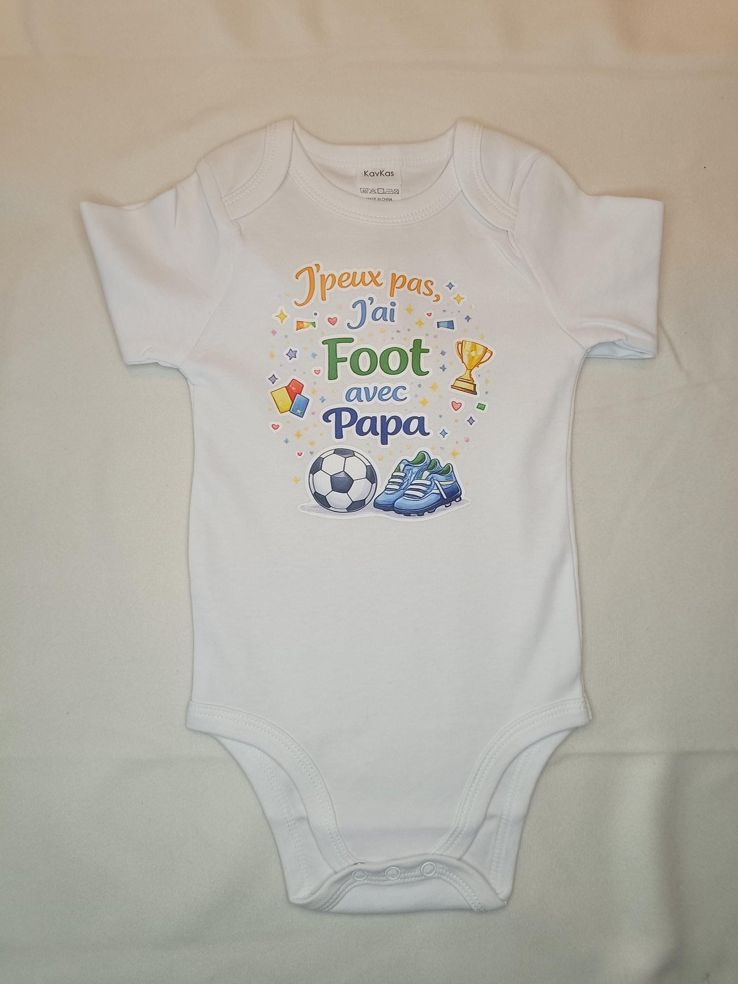 Body bébé humour – J’peux pas j’ai foot avec Papa / Papi / Tonton – DTF couleur – Cadeau naissance original – Baby shower – Football