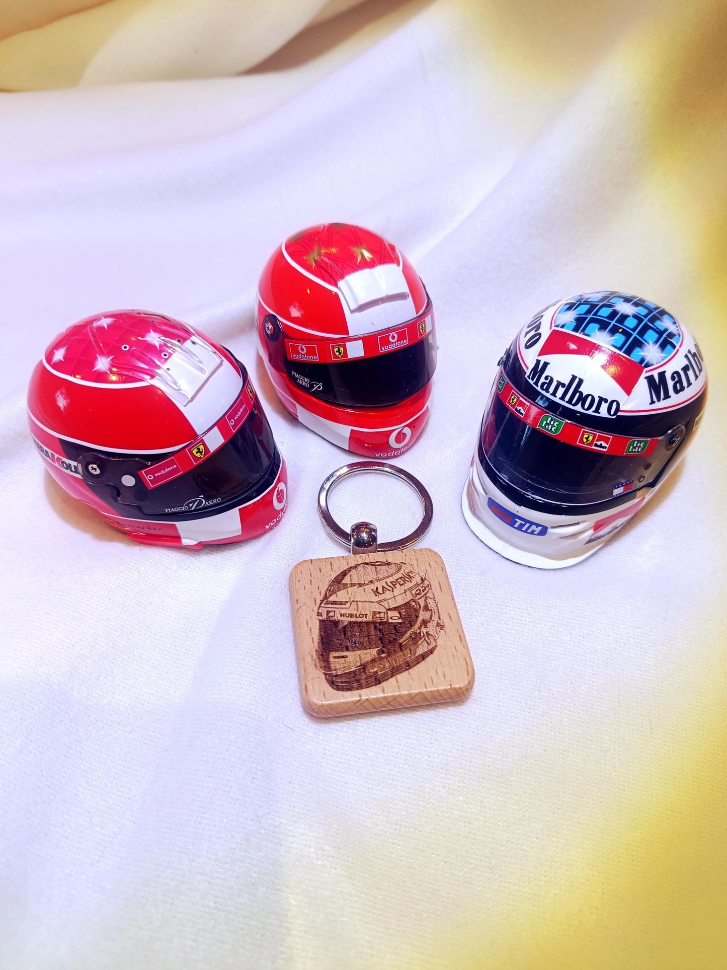Porte-clé en bois casque de F1 Sebastian Vettel Ferrari 2016. Gravure sur bois au laser