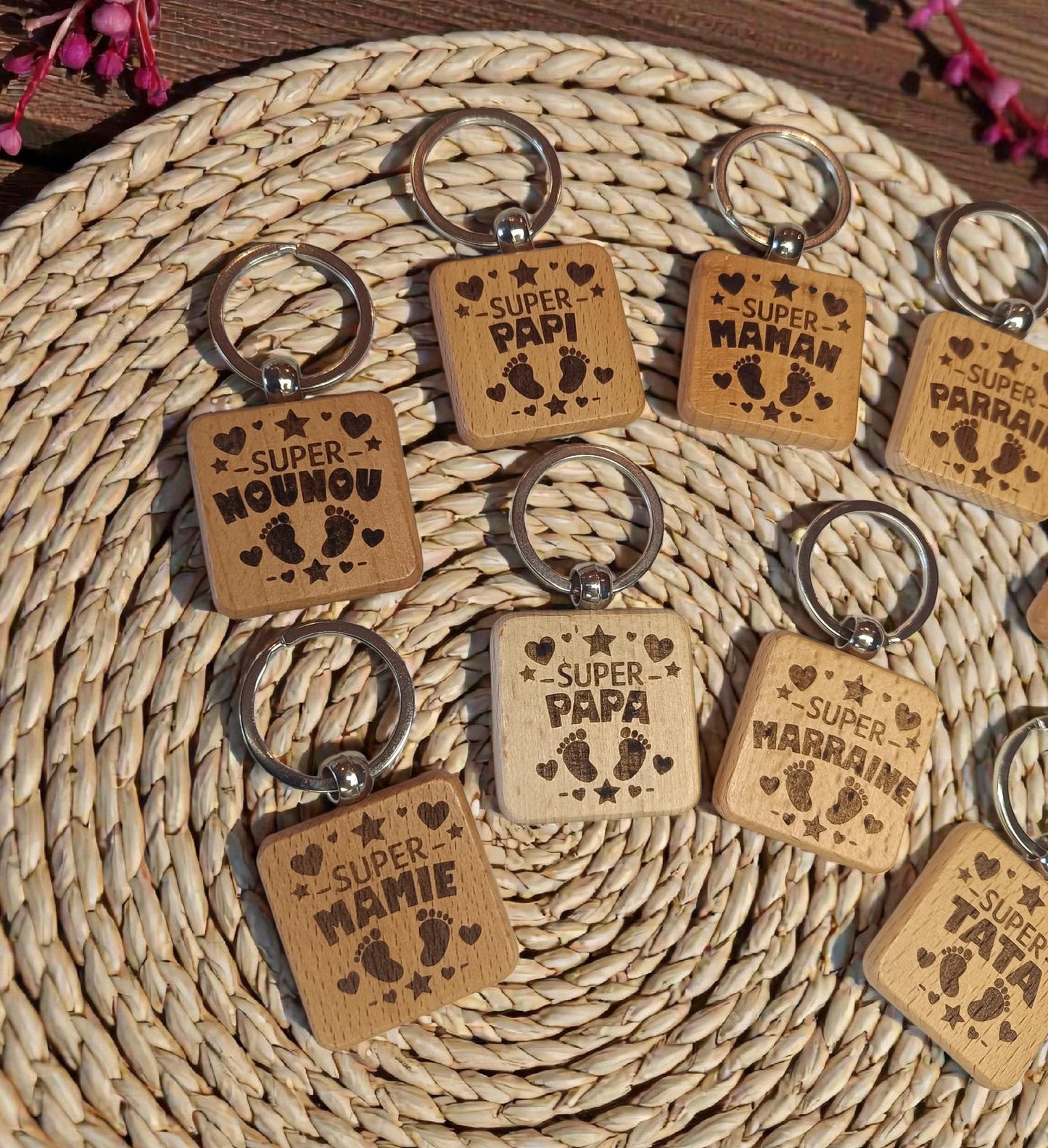 Porte clé en bois gravé, Super Tata, tonton, papi, mamie, maman, marraine, parrain, nounou, atsem, à personnaliser